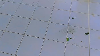 私の若い隣人は、通りに面した窓を開けたままポルノを見てオナニーしています。彼女が自分のオマンコと小さな胸を触る様子を見るのはとてもおいしいです、彼女は村で一番美しい女の子です