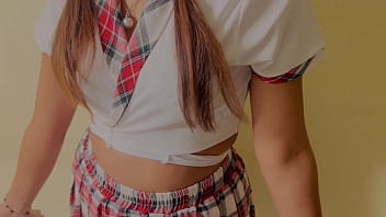 デジインドの若い女性ホットな女の子が家からこっそり抜け出して屋外でセックスしながら裏でセックス