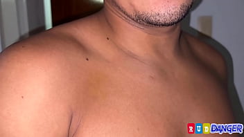 私はバスルームにいる姪に隠しカメラを置き、彼女を説得して自分の部屋に連れて行き、彼がお尻を犯して、私は彼女のクリーミーできついマンコに行き着きました