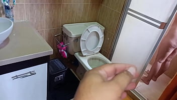 私はここ数日、バスルームで売春婦の姪を観察していました、今日彼女は私のためにドアを開けっ放しにしておきました、私は自分自身と性交することに決めました、そしてなんとその女の子はチンポを欲しがっていました、そして私は彼女のお尻をバストしました