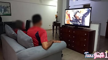 夫の友人が私を金持ちにさせてくれる、そして寝取られた夫が後ろでセックスしているのを危うく捕まりそうになった
