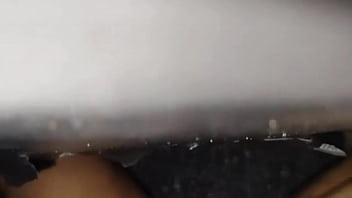 クラブでは、刺青の男が尻尾のある男を小屋に連れ込んでセックスし、結局楽しんでしまいました！