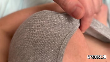 彼はホットな熟女の大きなおっぱいとピアス乳首を弄び、彼女も乳首をこすります