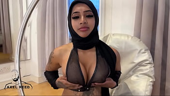 ヒジャブをかぶったアラビアのイスラム教徒のが筋肉質の男性と激しくセックス