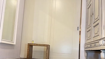 一番ホットなブルネットがノーパン配達員をからかう