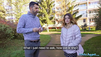 公的エージェントのタイトなスペイン人美女が夫の後ろでフェラしてファック