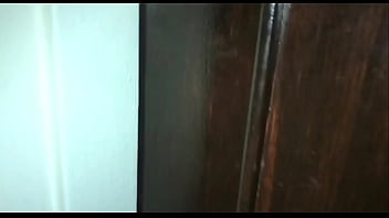 義理の妹が落ち込んでいるのを見つけたので、口の中に私のペニスを入れて彼女を元気づけようと思います