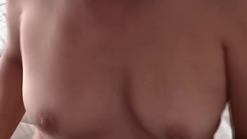 メイドの継息子が私を録画してセンズリしている間、エロティックなランジェリーを着て見せびらかすのが大好きです