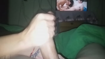 妻は私がポルノを見ているのを見つけて、私の精液を飲むまで私をしごくことを決めました