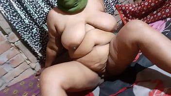 乳首を吸われてマンコが激しく犯される