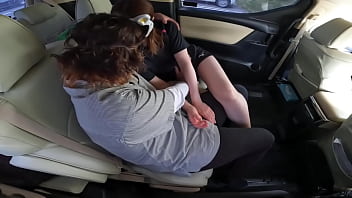 バレーボールの練習前にカーセックスをして手に大量射精される人妻