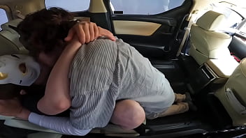 バレーボールの練習後に迎えに来た旦那の車の前でカーセックスし練習着の上から大量射精されう人妻