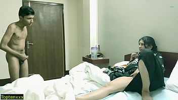 インドのホットな女の子が若い女性の男の子とセックス！バイラルロールプレイセックス