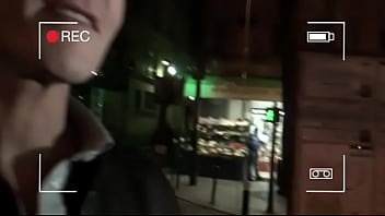リリはパリの路上でチンポを探しています
