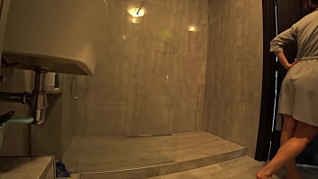 タブー。私の妻は、夫がテレビを見ている間にトイレで隣人に犯されました。浮気