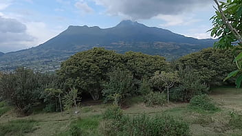 山での家族旅行中に義理の妹を