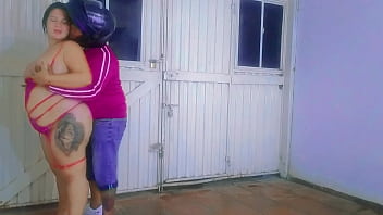 配達員が私を犯す。私は下着姿の配達員を迎え、犯される。彼はコンドームなしで私の濡れたオマンコにチンポを入れる。あなたも私をかった？私はぽっちゃりした女の子で