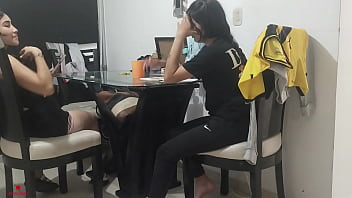 義理の妹が宿題をしているので、私は彼女とレズビアンのセックスをするためにチャットすることができます