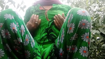 इंडियन देसी जंगल में भाभी जाकर अपने छूत का पानी निकाला