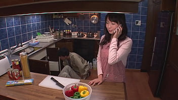 不満を持った日本の主婦が二人の便利屋を誘惑する
