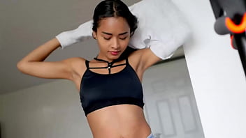 楽しいブルネットの小柄で痩せた湯たんぽが巨大なペニスで顔と嫌いな人をフィードする深いアナル騎乗位 - Yessica Bunny