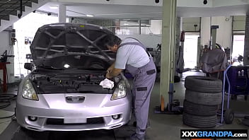 かわいいブルネットの若い女性ミア・エヴァンスが借金を返すために古い修理工とセックスする