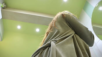 セクシーな美女は皆から隠れてディルドでオナニーしたりファックしたりするのが大好きです。