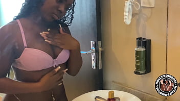 彼女がシャワーを浴びているとき、私はいつも友達のチンポをひねります。彼女が赤くて透けて見える/完了しないことを願っています