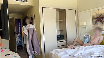 パブリックディックフラッシュ。ホテルのメイドの前でペニスを抜くと、彼女は私をしごくことに同意してくれました。