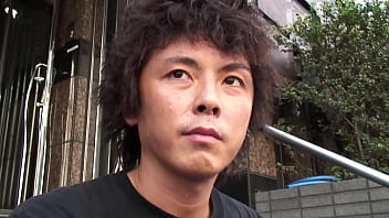 尊敬、元日本のランジェリーモデルが3人の男性とアダルト映画のキャリアをスタート