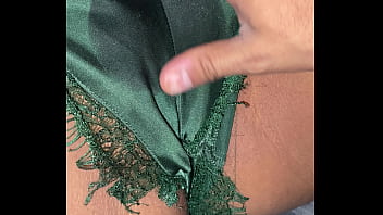 妻は夫が夜勤中であることを利用します