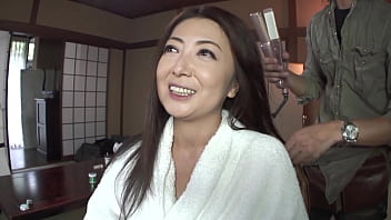 潮吹きクイーン - 美しい日本の熟年妻が初めてのアダルトビデオをプレイ