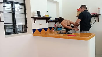 建物の警備員が私の家に侵入したのですが、衝動を抑えることができず、彼は私に性交させてくれました