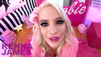 KENNA JAMES 完璧セクシーなブロンドバービーの巨大なチンポをPOVでフェラチオして、ディープスロート、フェイスファック、ザーメンごっくん - すごい！