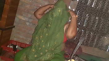 インドの熱いセクシーなインド人バビがインド人少年と彼女によって密かに作られました