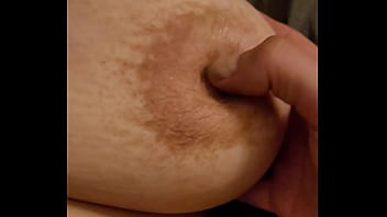 ぽっちゃり系熟女妻との濡れた乳首遊び