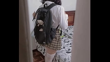 私の小さな姪の売春婦女子高生を犯し、彼女が学校から帰ってくると、彼らは彼女を家に一人にしておき、私は彼女のマンコ全体をミルクで満たします。