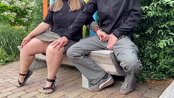 セクシーな見知らぬ熟女が公園のベンチで中出しさせてくれました