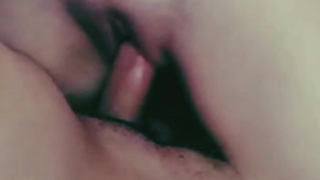 大きなお尻のラテン系ふしだらな女はコンドームなしで性交したいと考えています。私に中出ししてくれませんか？