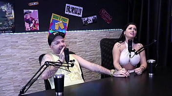 Ela colocou a mão no cu para ver se estava dolorido após sofrer um apagão com um colombiano, e teve a buceta na cara da menina, e sobre ficar com trans... - Dieni Gaúcha (SHEER/RED)