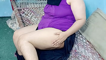 ركض امرأة كبيرة الثدي خارج المنزل للحصول على قضيب عشيقها لكنه مارس الجنس وأخذ أصابع الاتهام في بوسها