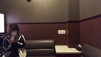 部屋におか◯さんいてオナニーできないからわざわざカラオケにいってクリトリスをいじってオナニーする可愛い女子◯生。