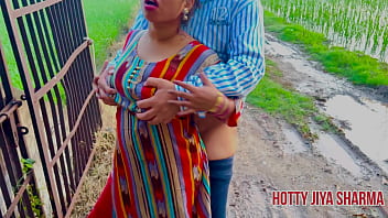 インド人バビとの屋外での危険なセックスがおしっこをして夫に撮影される