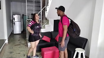 私は彼に宿泊を提供し、私がとても興奮しているので、彼は私のマンコをファックすることで私にお金を支払います-パート1-