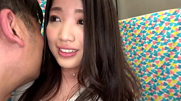 她在做愛時無法停止移動！ 美優是一位黑髮清純的酒吧服務員！！ 夢想著東京，她來到了東京。 順便說一句，她有很多性經歷。