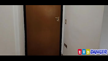 美しいが帰宅が遅くなり、罰として彼女はお尻を激しく犯される ラッドはマルコのチンポでお尻を犯される フルアナルセックス