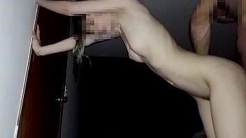 角質の小柄な彼女は私に彼女を激しくセックスするように頼みます、そして彼女はオーガズムから立ち上がることができません