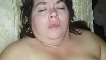 セクシーなぽっちゃり系がディルドを使って犯される