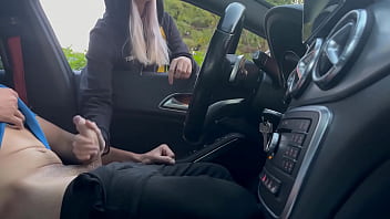 車の中でジムの入り口でセンズリしながら待っていると、ジムから出た後、女の子が人前で射精するのを手伝ってくれた