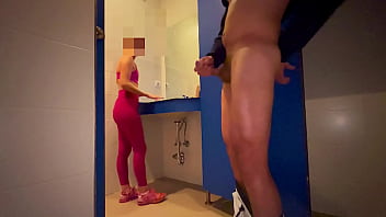 ジムの女子ロッカールームに隠れて射精を手伝ってくれた女の子を驚かせる